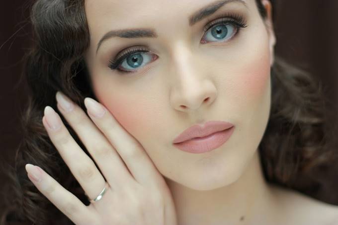 Варианты макияжа для серых глаз